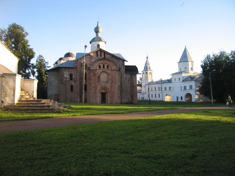 Великий Новгород. Церковь Параскевы Пятницы на Торгу. общий вид в ландшафте