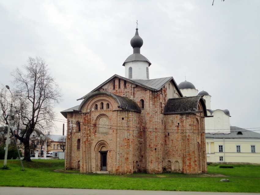 Великий Новгород. Церковь Параскевы Пятницы на Торгу. фасады