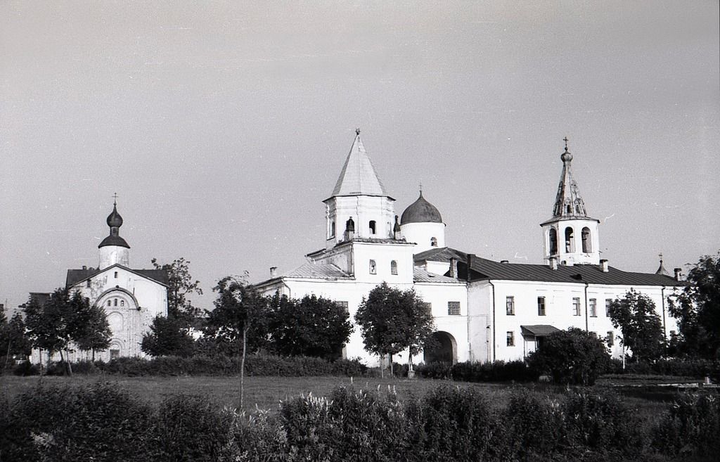 Великий Новгород. Церковь Параскевы Пятницы на Торгу. фасады, Великий Новгород.Параскевы Пятницы церковь.Справа воротная башня Гостиного двора.