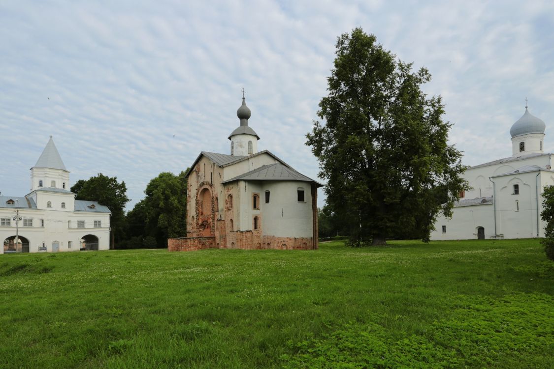 Церковь Параскевы Пятницы на Торгу, Великий Новгород (Великий Новгород, город, Новгородская область). общий вид в ландшафте, общий вид в ландшафте