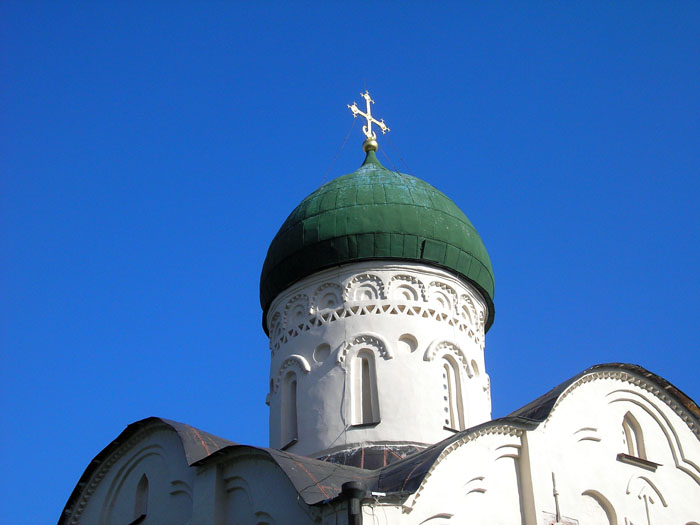 Церковь Феодора Стратилата на Ручью, Великий Новгород (Великий Новгород, город, Новгородская область). архитектурные детали, Церковь свт. Федора Стратилата. Резная глава храма.