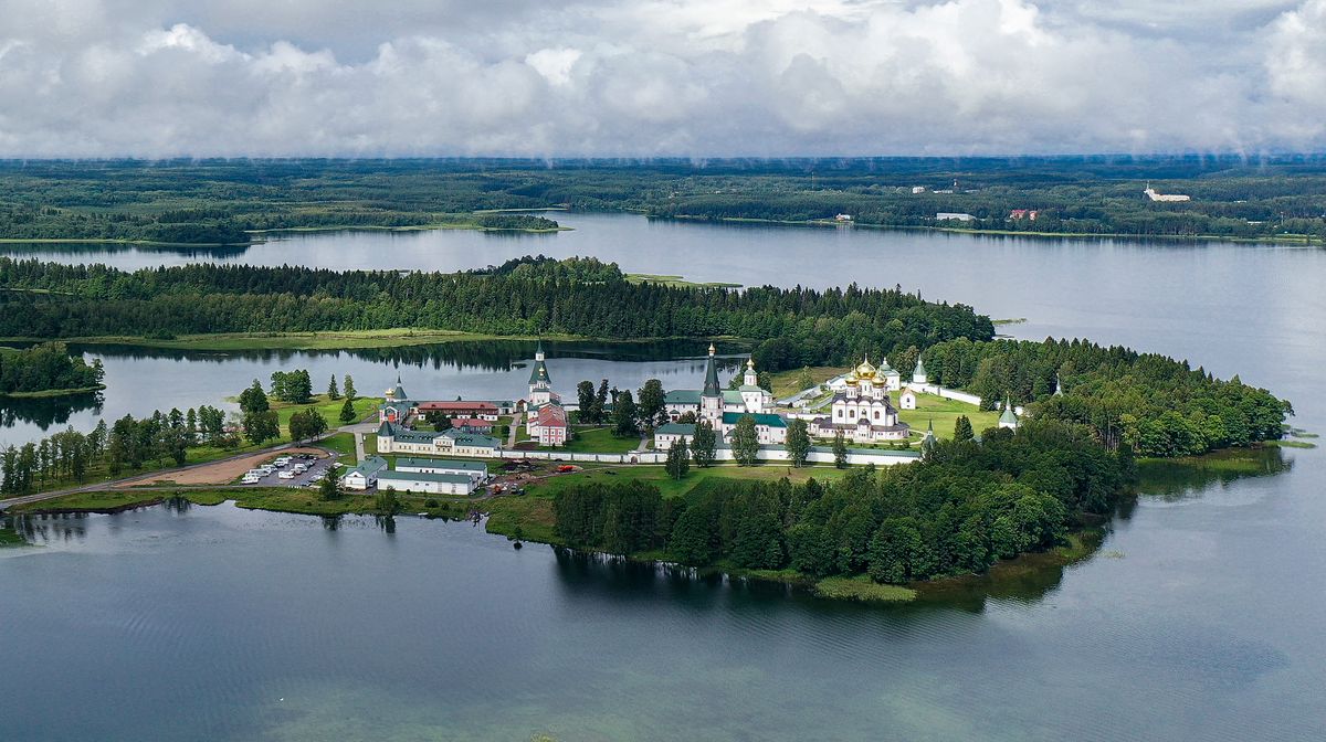 общий вид в ландшафте. Иверский монастырь, Валдай (Валдайский район, Новгородская область)