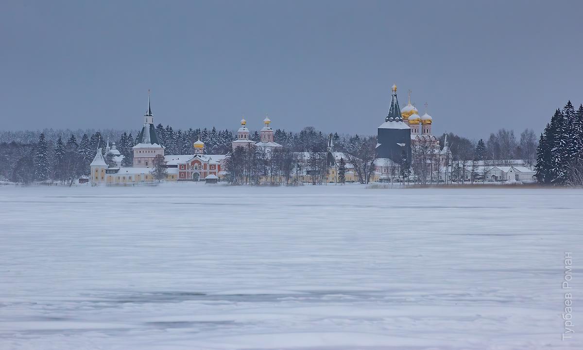 Вид с пирса в центре Валдая, фасады. Иверский монастырь, Валдай (Валдайский район, Новгородская область)