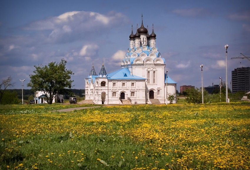 Мытищи. Церковь Благовещения Пресвятой Богородицы в Тайнинском. общий вид в ландшафте