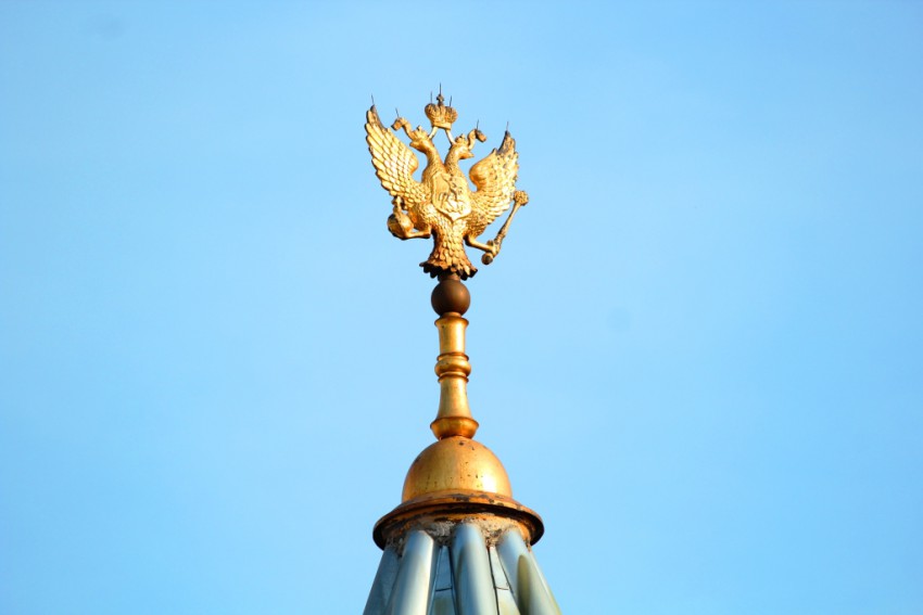 Мытищи. Церковь Благовещения Пресвятой Богородицы в Тайнинском. архитектурные детали, Двуглавый орел венчает завершение звонницы