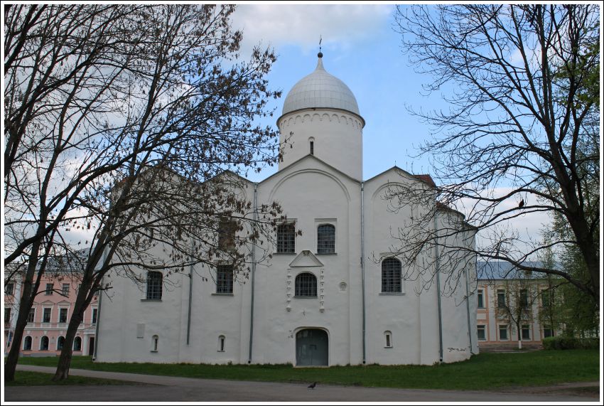 Великий Новгород. Церковь Иоанна Предтечи на Опоках. общий вид в ландшафте
