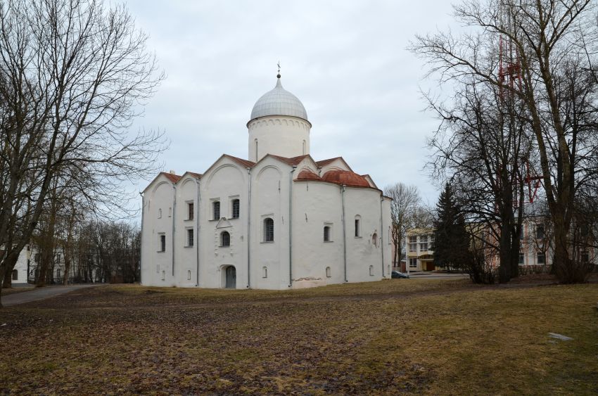 Великий Новгород. Церковь Иоанна Предтечи на Опоках. общий вид в ландшафте