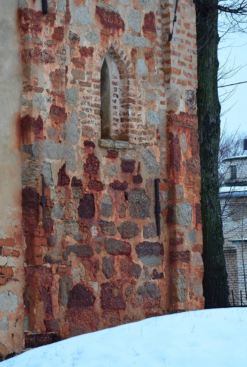 Фрагмент западного фасада, архитектурные детали. Церковь Петра и Павла на Славне, Великий Новгород (Великий Новгород, город, Новгородская область)