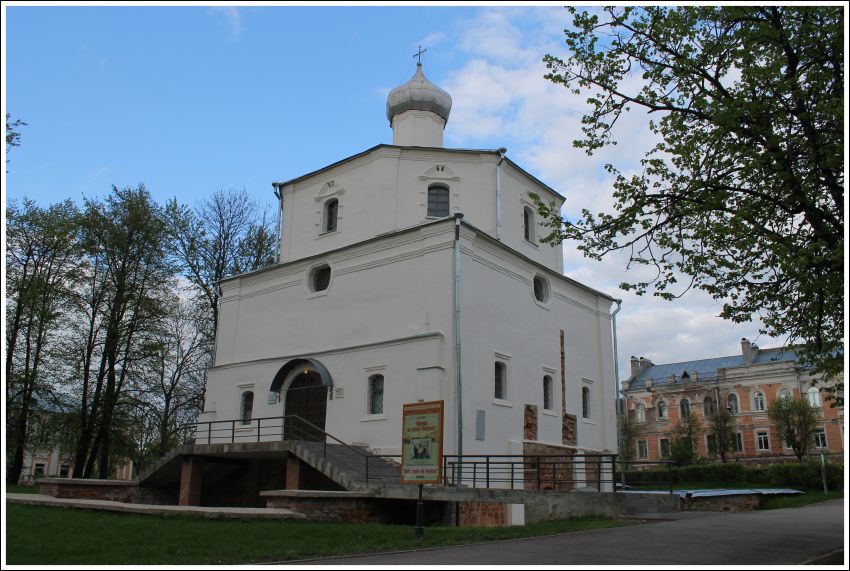 Великий Новгород. Церковь Георгия Победоносца на Торгу. общий вид в ландшафте