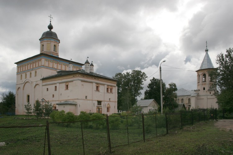 Великий Новгород. Церковь Успения Пресвятой Богородицы в Колмове. общий вид в ландшафте