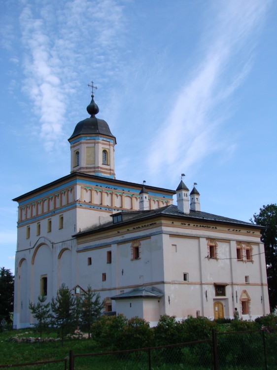 Великий Новгород. Церковь Успения Пресвятой Богородицы в Колмове. фасады