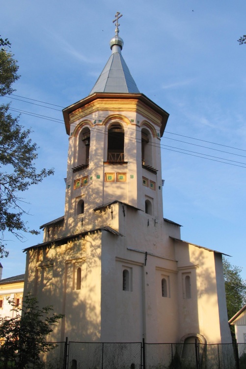 Великий Новгород. Церковь Успения Пресвятой Богородицы в Колмове. фасады, Колокольня.