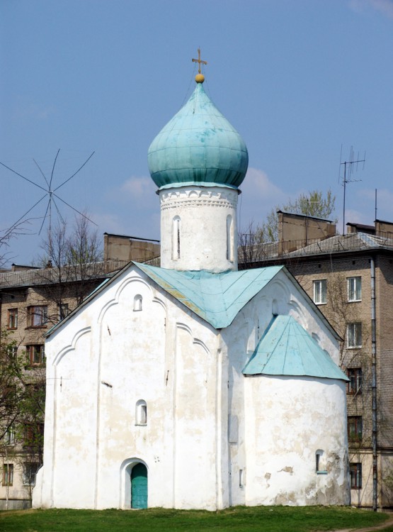 Великий Новгород. Церковь Двенадцати апостолов на Пропастех. общий вид в ландшафте
