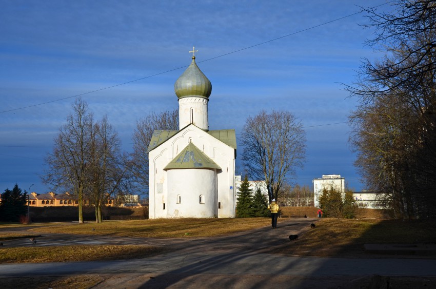 Великий Новгород. Церковь Двенадцати апостолов на Пропастех. общий вид в ландшафте