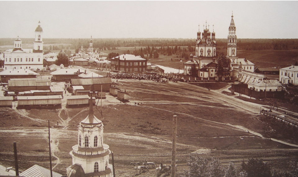 Церковь Воскресения Христова (Спасо-Воскресенская), Верхотурье (Верхотурский район (ГО Верхотурский), Свердловская область). архивная фотография, Панорама центральной части Верхотурья в начале XX века. Церковь слева