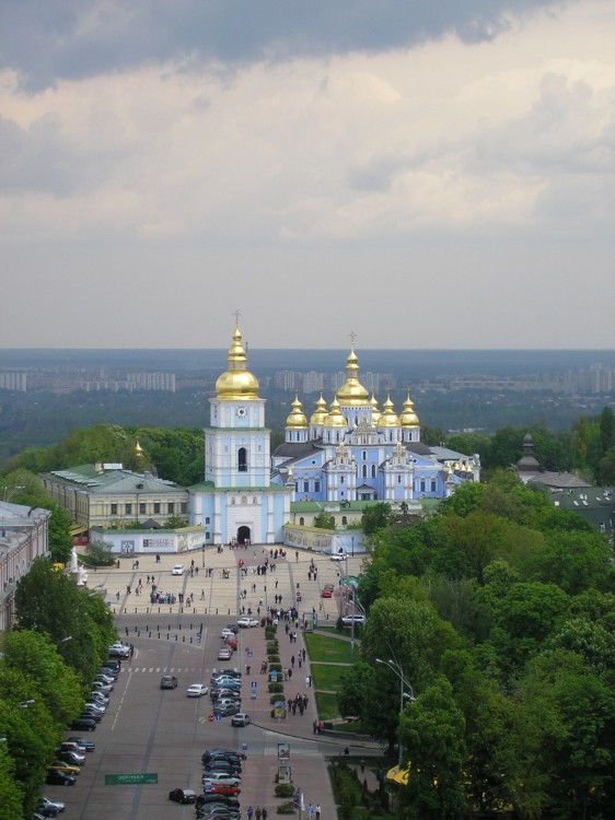 Михайловский Златоверхий монастырь, Старый Киев (Шевченковский район, Украина, г. Киев). дополнительная информация, Вид на Михайловский монастырь с Софийской колокольни