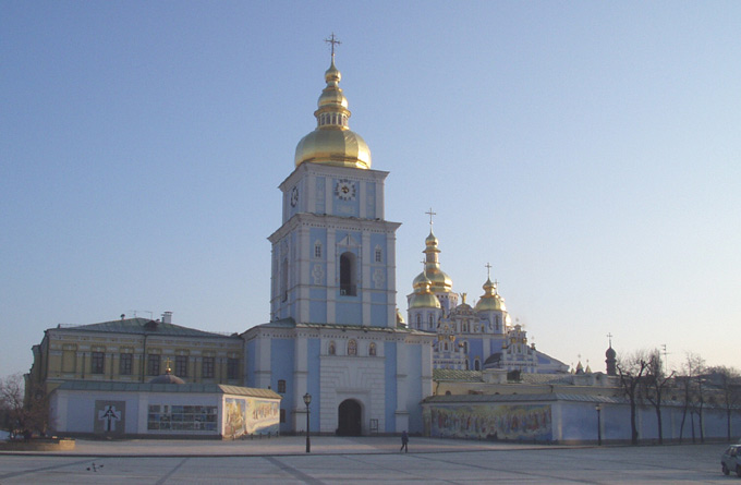 Киев. Михайловский Златоверхий монастырь. общий вид в ландшафте