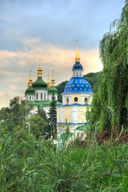 Выдубицкий монастырь, Выдубичи (Печерский район, Украина, г. Киев). общий вид в ландшафте
