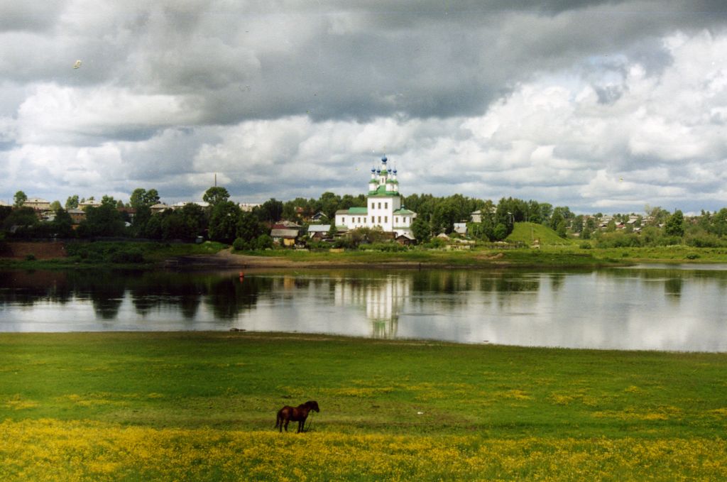 Вологодская область, Тотемский район, Тотьма. Церковь Троицы Живоначальной на Зелене, фотография. общий вид в ландшафте, 		      