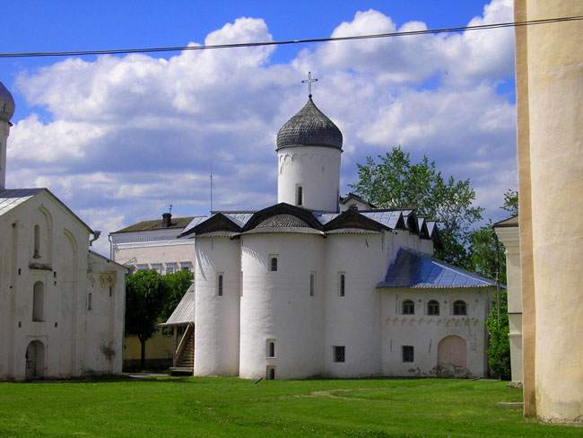 Великий Новгород. Церковь Жён-мироносиц. фасады, Церковь Жен-Мироносиц. Вид с алтарной части.
