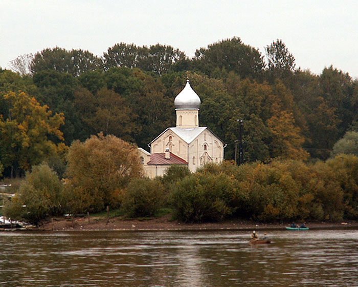 Великий Новгород. Церковь Иоанна Богослова на Витке (в Радоковицах). общий вид в ландшафте