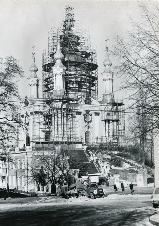 Церковь Андрея Первозванного, Андреевская Гора (Шевченковский район, Украина, г. Киев). документальные фотографии, Андреевская церковь в Киеве во время ремонтных работ.