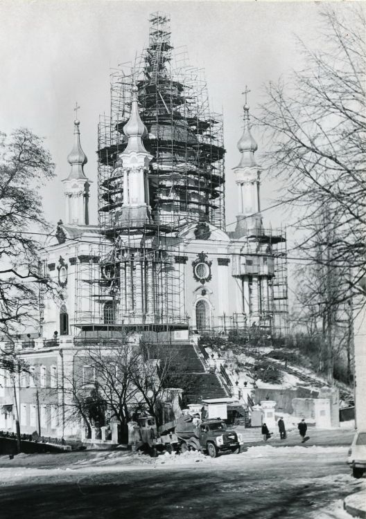 Киев. Церковь Андрея Первозванного. документальные фотографии, Андреевская церковь в Киеве во время ремонтных работ.