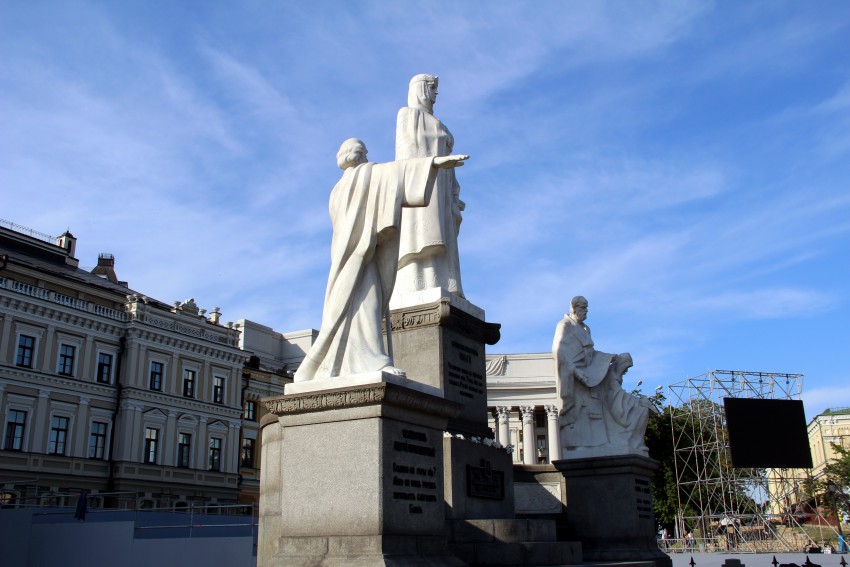 Михайловский Златоверхий монастырь, Старый Киев (Шевченковский район, Украина, г. Киев). дополнительная информация, Напротив монастыря-памятник княгине Ольге, Апостолу Андрею, Кириллу и Мефодию (1996г.)