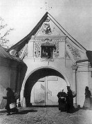 Михайловский Златоверхий монастырь, Коньков Василий Иванович «Михайловский Златоверхий монастырь. «Экономические» ворота. Общий вид»,  1905-1915 г.г. В тимпане фронтона ворот – рельефное изображение российского герба. Кол. Красовского, № II-38. Фотопечать черно-белая, тонирование, фотобумага. Размер: 16,9х12,4 см. Номер в Госкаталоге: 8197363. Номер по ГИК (КП): ГНИМА ОФ-6229/95. Адрес хранения: Государственный научно-исследовательский музей архитектуры имени А.В. Щусева<br>, Старый Киев, Шевченковский район, Украина, г. Киев
