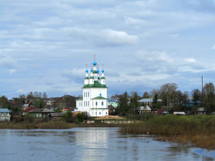 Тотьма. Церковь Троицы Живоначальной на Зелене. общий вид в ландшафте, вид с востока