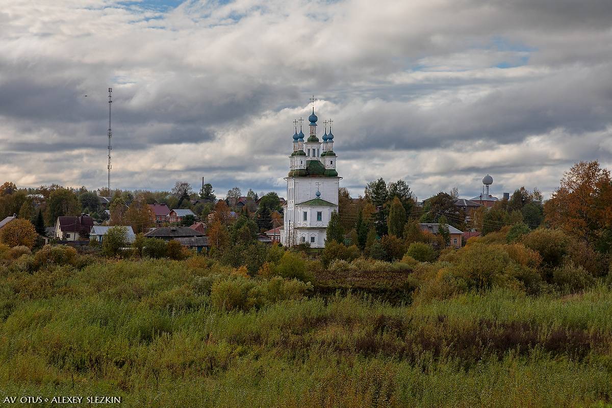 общий вид в ландшафте. Церковь Троицы Живоначальной на Зелене, Тотьма (Тотемский район, Вологодская область)