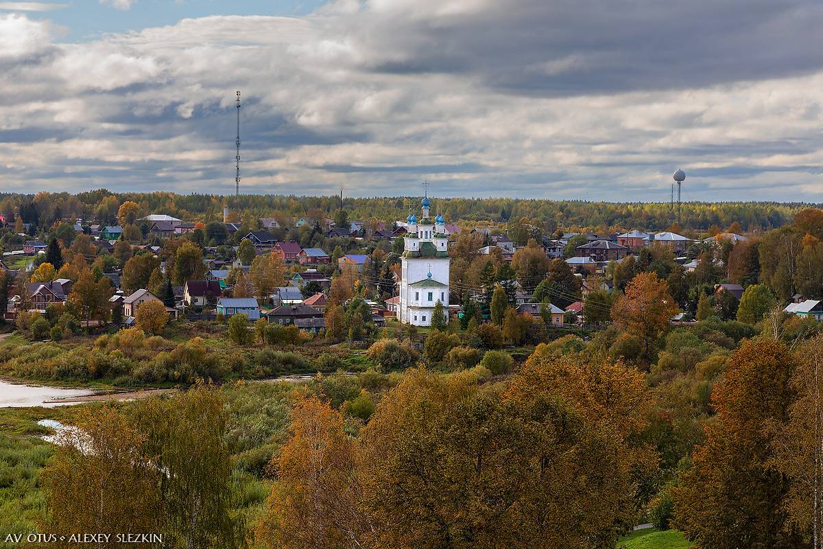 Вид с колокольни Успенской церкви, общий вид в ландшафте. Церковь Троицы Живоначальной на Зелене, Тотьма (Тотемский район, Вологодская область)