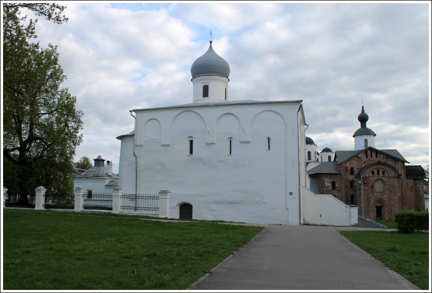 Великий Новгород. Церковь Успения Пресвятой Богородицы на Торгу. общий вид в ландшафте