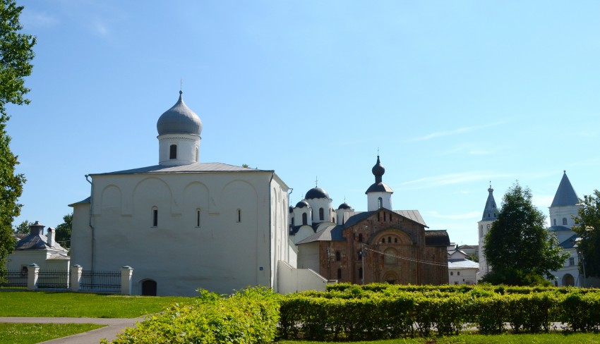 Великий Новгород. Церковь Успения Пресвятой Богородицы на Торгу. общий вид в ландшафте