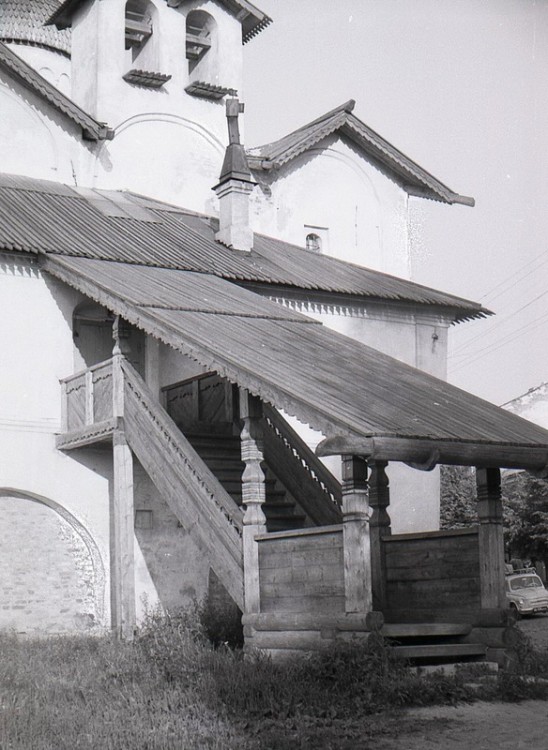 Церковь Жён-мироносиц, Великий Новгород (Великий Новгород, город, Новгородская область). архитектурные детали, Великий Новгород.Жен Мироносиц церковь.Крыльцо.