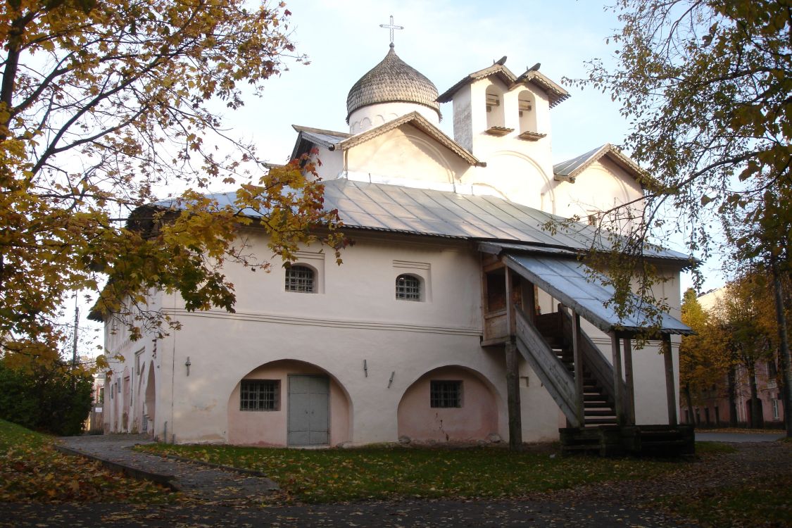 Великий Новгород. Церковь Жён-мироносиц. фасады