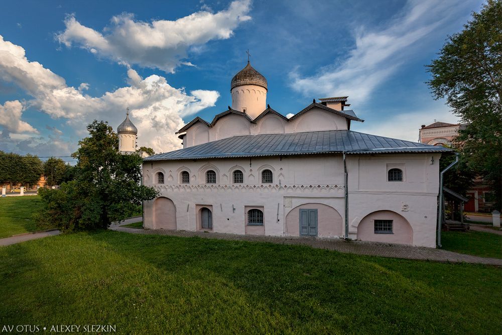 Великий Новгород. Церковь Жён-мироносиц. фасады