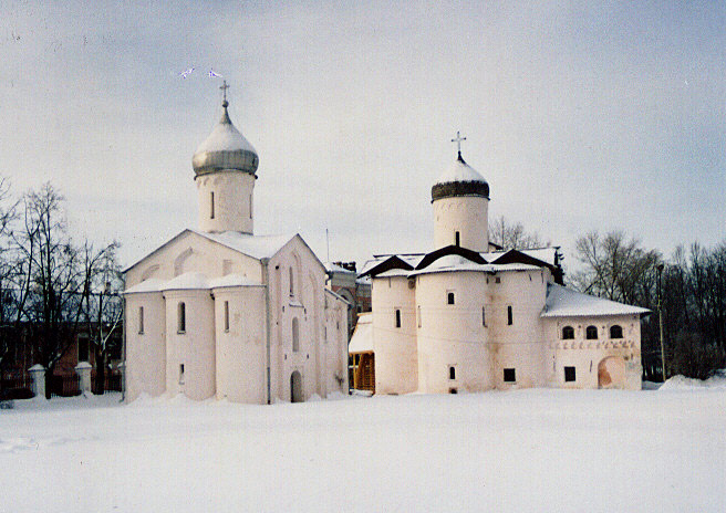 Великий Новгород. Церковь Прокопия. фасады, Справа - церковь Жен Мироносиц