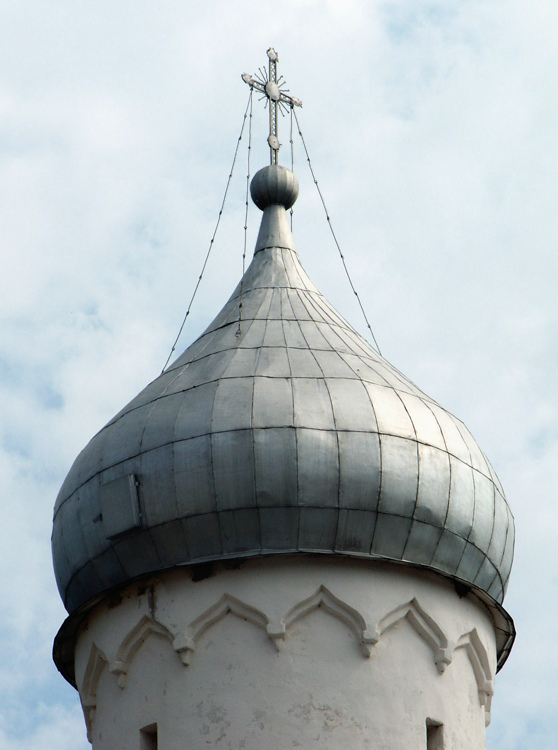Великий Новгород. Церковь Прокопия. архитектурные детали, купол храма и крест