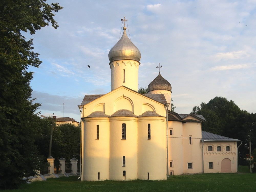 Великий Новгород. Церковь Прокопия. фасады, На заднем плане церковь Жен Мироносиц