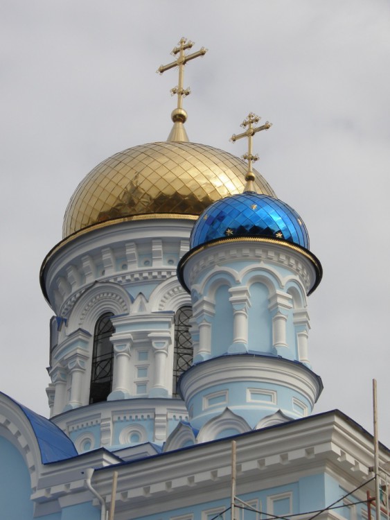 Собор Успения Пресвятой Богородицы, Малоярославец (Малоярославецкий район, Калужская область). архитектурные детали, Малый и большой купола основного объема собора