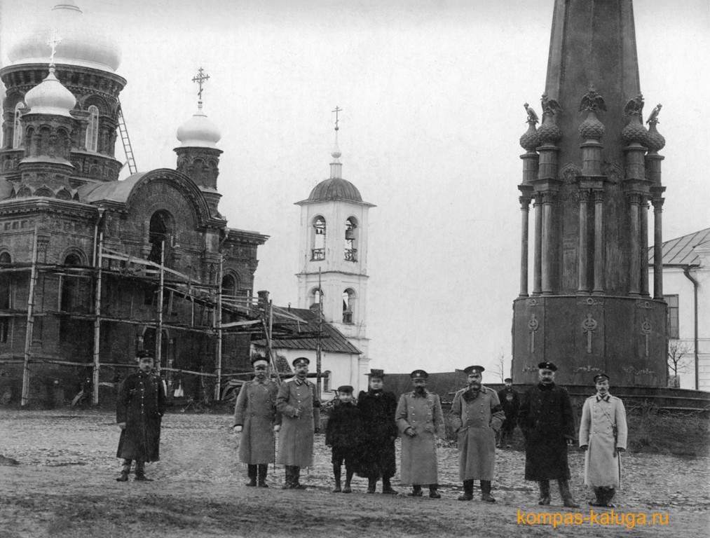 Собор Успения Пресвятой Богородицы, Малоярославец (Малоярославецкий район, Калужская область). архивная фотография, Строящийся Успенский собор - слева, старый Успенский храм - в центре. Фото 1908 года (источник - http://kompas-kaluga.ru/historyitem/12306/)