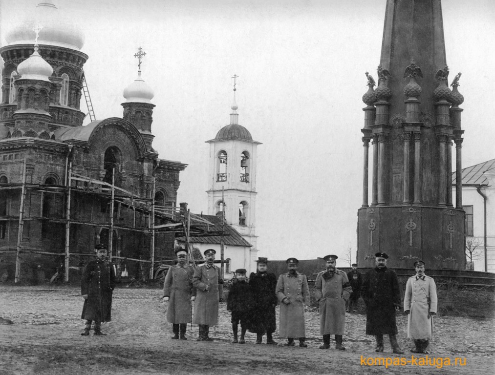 Малоярославец. Собор Успения Пресвятой Богородицы. архивная фотография, Строящийся Успенский собор - слева, старый Успенский храм - в центре. Фото 1908 года (источник - http://kompas-kaluga.ru/historyitem/12306/)