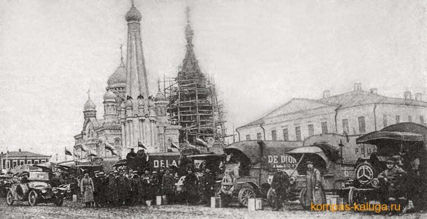 Малоярославец. Собор Успения Пресвятой Богородицы. архивная фотография, Редкое фото 1912 года. На дальнем плане достраивается колокольня Успенского собора (источник - http://kompas-kaluga.ru/historyitem/12196/)