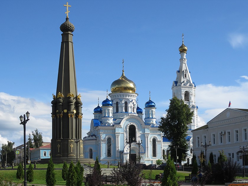 Собор Успения Пресвятой Богородицы, Малоярославец (Малоярославецкий район, Калужская область). общий вид в ландшафте