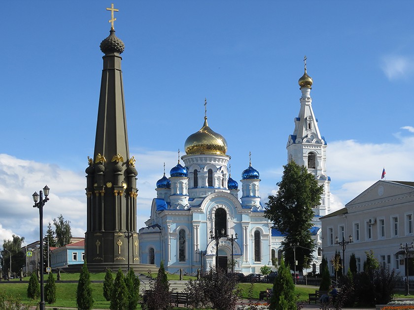 Малоярославец. Собор Успения Пресвятой Богородицы. общий вид в ландшафте