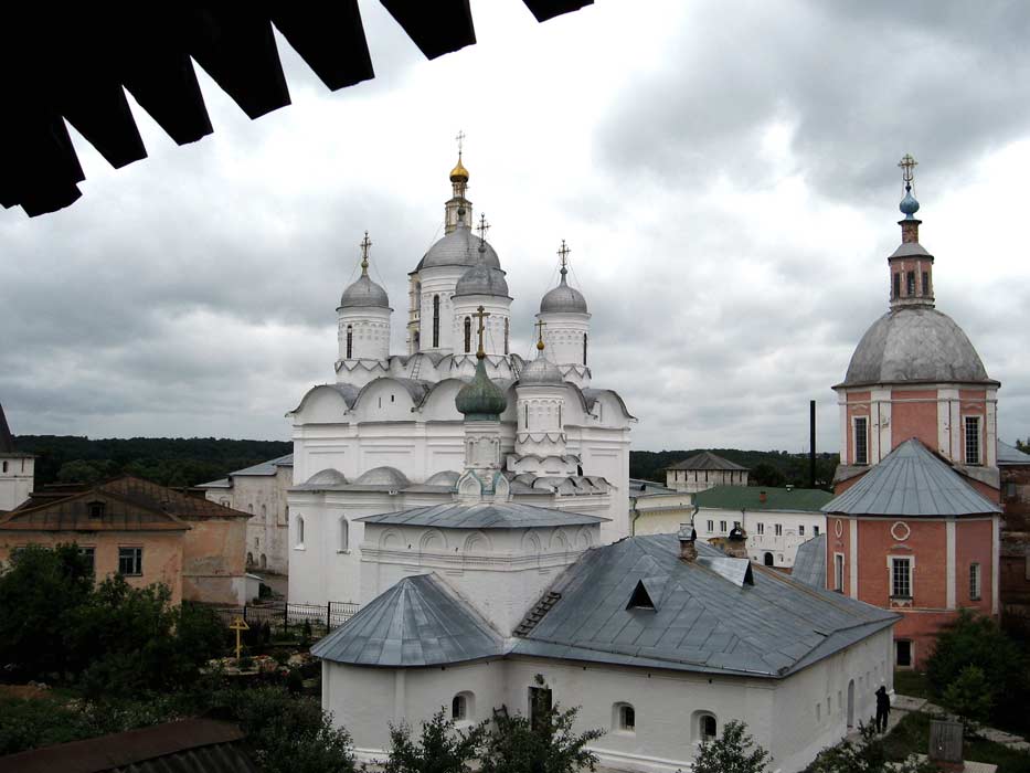 Рождества Пресвятой Богородицы Пафнутиев Боровский мужской монастырь, Боровск (Боровский район, Калужская область). архитектурные детали, Вид со стены на монастырь