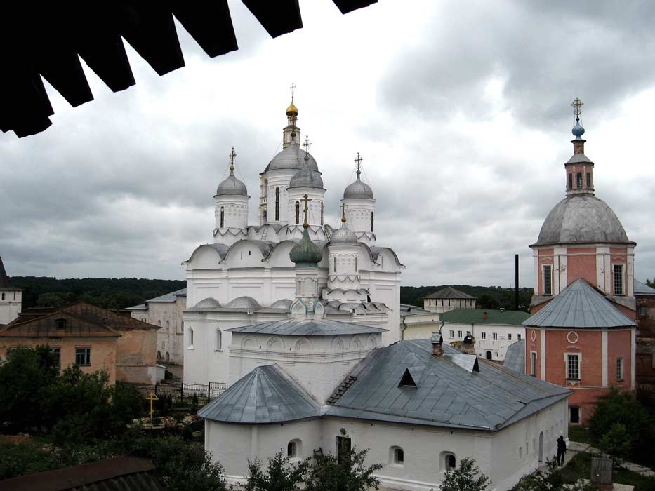 Боровск. Рождества Пресвятой Богородицы Пафнутиев Боровский мужской монастырь. архитектурные детали, Вид со стены на монастырь