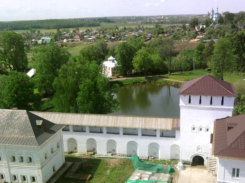 Боровск. Рождества Пресвятой Богородицы Пафнутиев Боровский мужской монастырь. архитектурные детали, Фотография с колокольни.