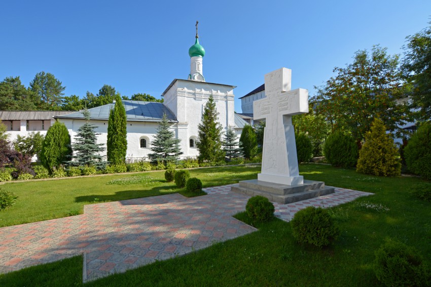 Боровск. Рождества Пресвятой Богородицы Пафнутиев Боровский мужской монастырь. дополнительная информация, Вид с юга. На переднем плане - поклонный крест